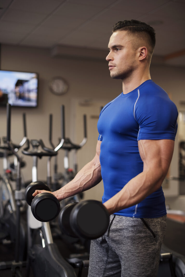 Hombre levantando pesas para biceps